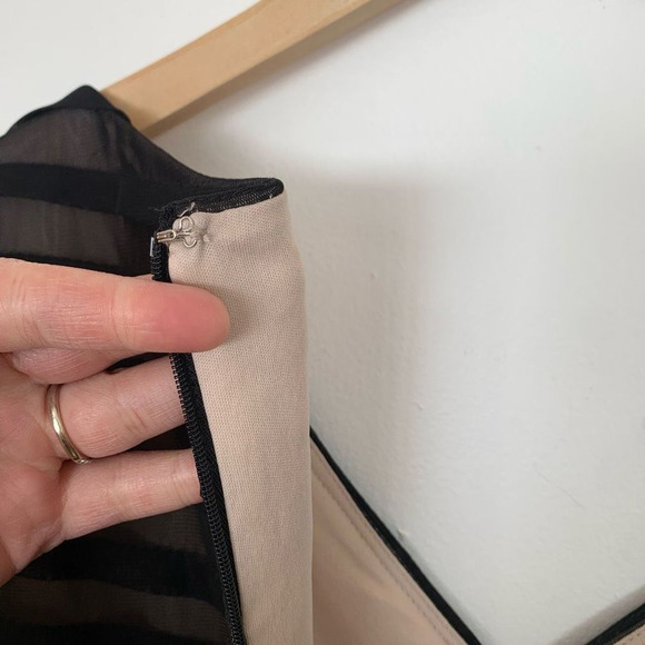 London Times fine mesh nude and black faux cross striped sleeveless cocktail dre - Picture 6 of 8